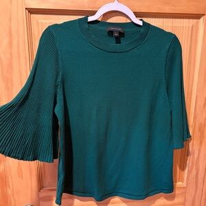 Ann Taylor Mixed Media Pleated Sleeve Top in a dark green women’s L
